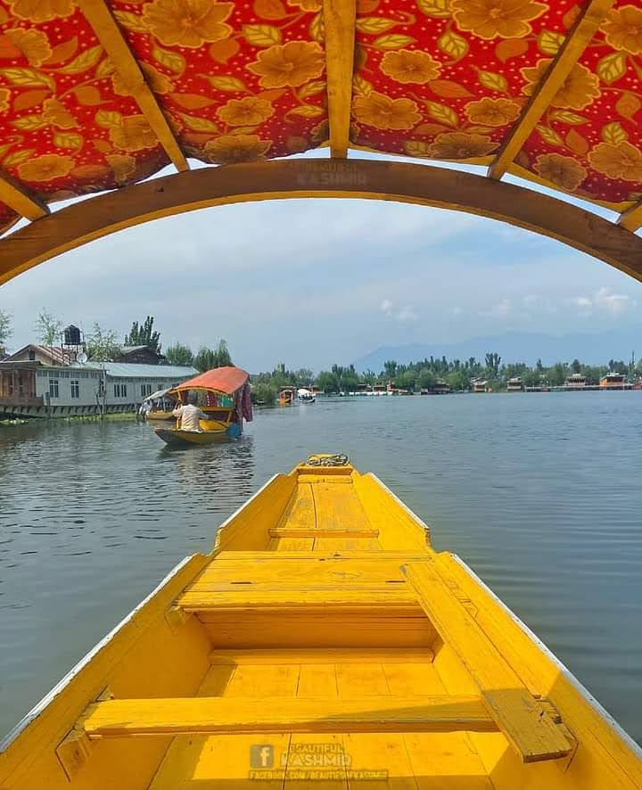 FAMOUS SRINAGAR DAL LAKE MUGHAL GARDENS ON BANK OF LAKE